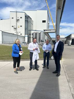 Oberbürgermeister Bastian Sieler, Wirtschaftsförderin Sandra Slusarek mit den Vertretern aus der Geschäftsführung von Elb-Milch