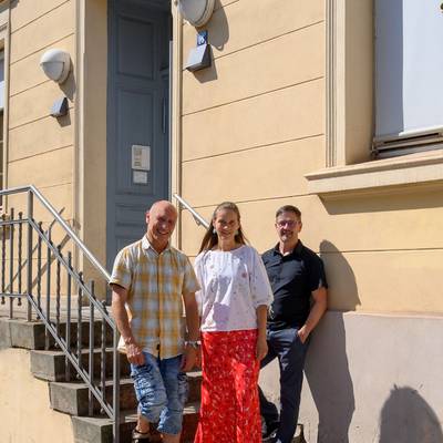 Mitarbeitende vor der Treppe des Stadtarchivs