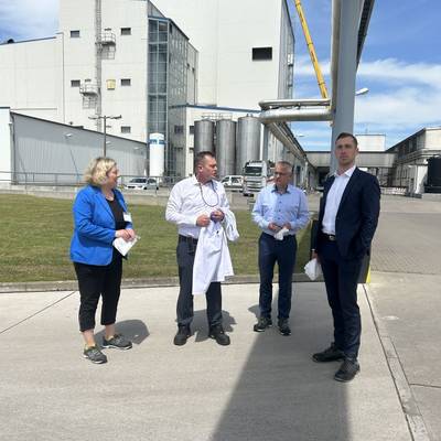 Oberbürgermeister Bastian Sieler, Wirtschaftsförderin Sandra Slusarek mit den Vertretern aus der Geschäftsführung von Elb-Milch