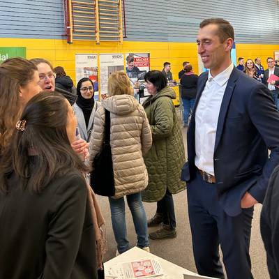 Oberbürgermeister Bastian Sieler im Gespräch mit Besuchern