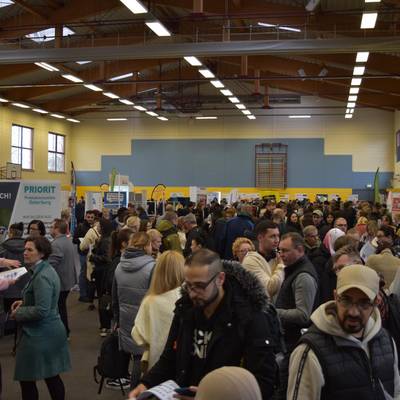 Besucher der Messe in einer Halle